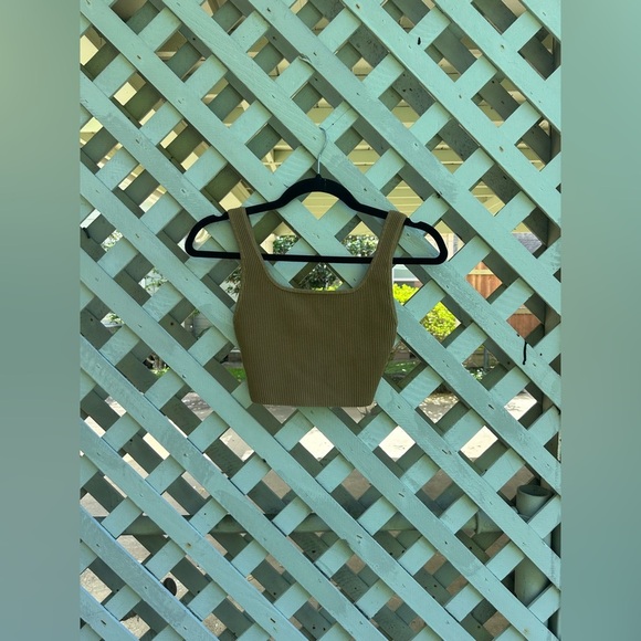 ❤️Aritzia Babaton Sculpt Knit Squareneck Cropped Tank - Picture 3 of 4